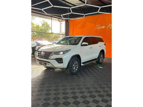 TOYOTA HILUX SW4 2.8 D-4D TURBO DIESEL SRX 4X4 AUTOMÁTICO TOYOTA HILUX SW4 2.8 D-4D TURBO DIESEL SRX 4X4 AUTOMÁTICO